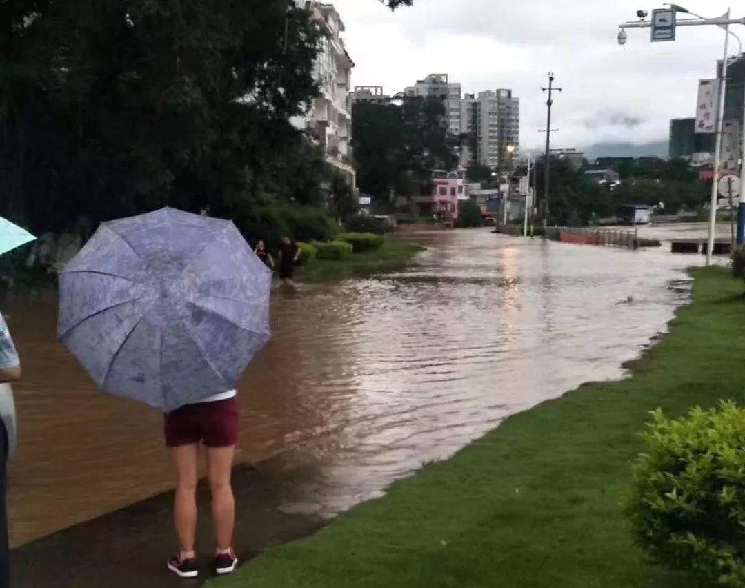 受强降雨影响，洪峰过境昭平桂江水位上涨，今年首次超警戒水位