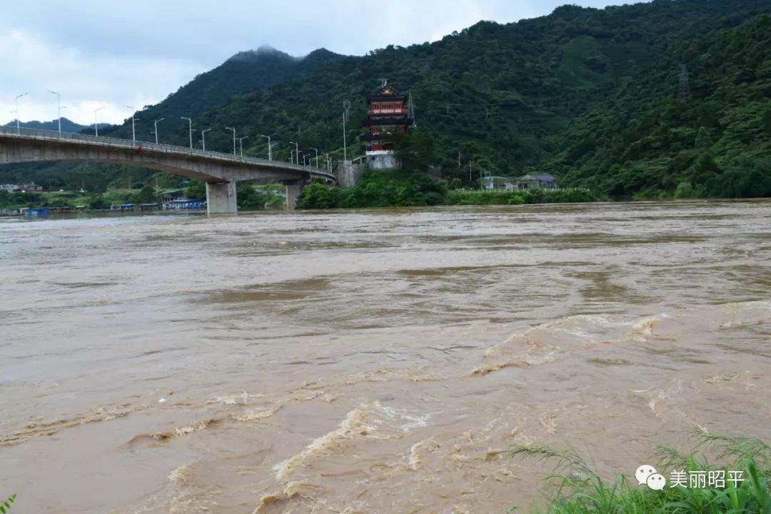 受强降雨影响，洪峰过境昭平桂江水位上涨，今年首次超警戒水位