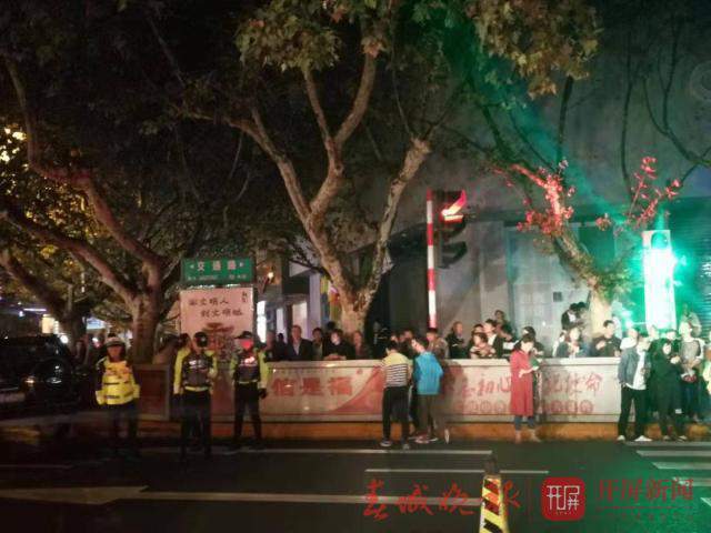 突发！云南曲靖市中心一商场楼层突然垮塌，有人员受伤，救援正在展开