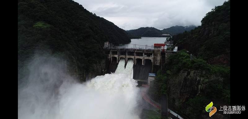 强降雨袭击我县：多地水库开闸泄洪