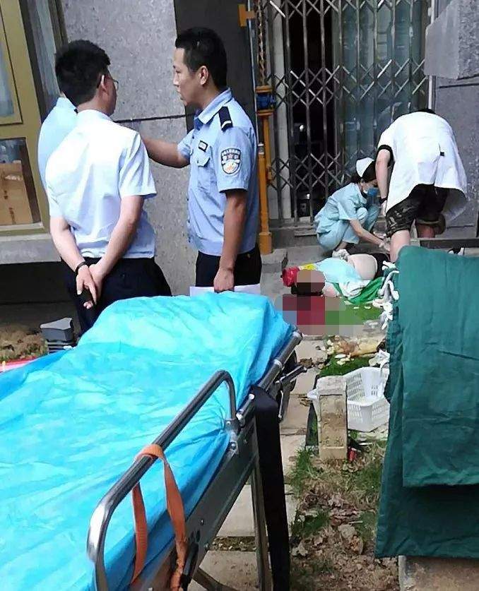 警示丨高空抛物！10岁男童高空扔下灭火器，砸死两个孩子的母亲……