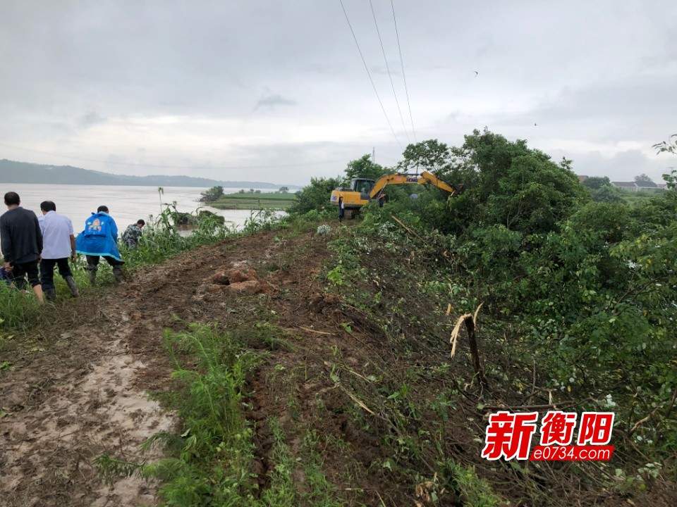 衡东县霞流镇新拜朝村河堤多处崩塌 暂无人员伤亡