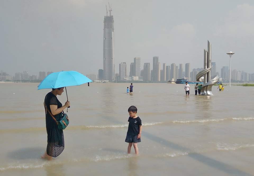 长江武汉段水位持续上涨 汉口江滩变“戏水平台”