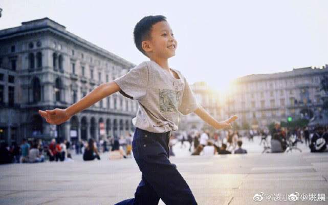 姚晨为6岁儿子庆生晒九宫格照，记录儿子成长史，越长越像爸爸！