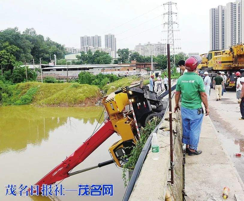 惊险！钟鼓桥一作业吊车侧翻掉入河中，后来…