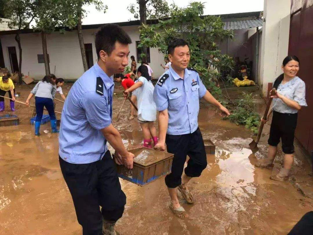 山体垮塌！在于都利村乡的她深陷其中……