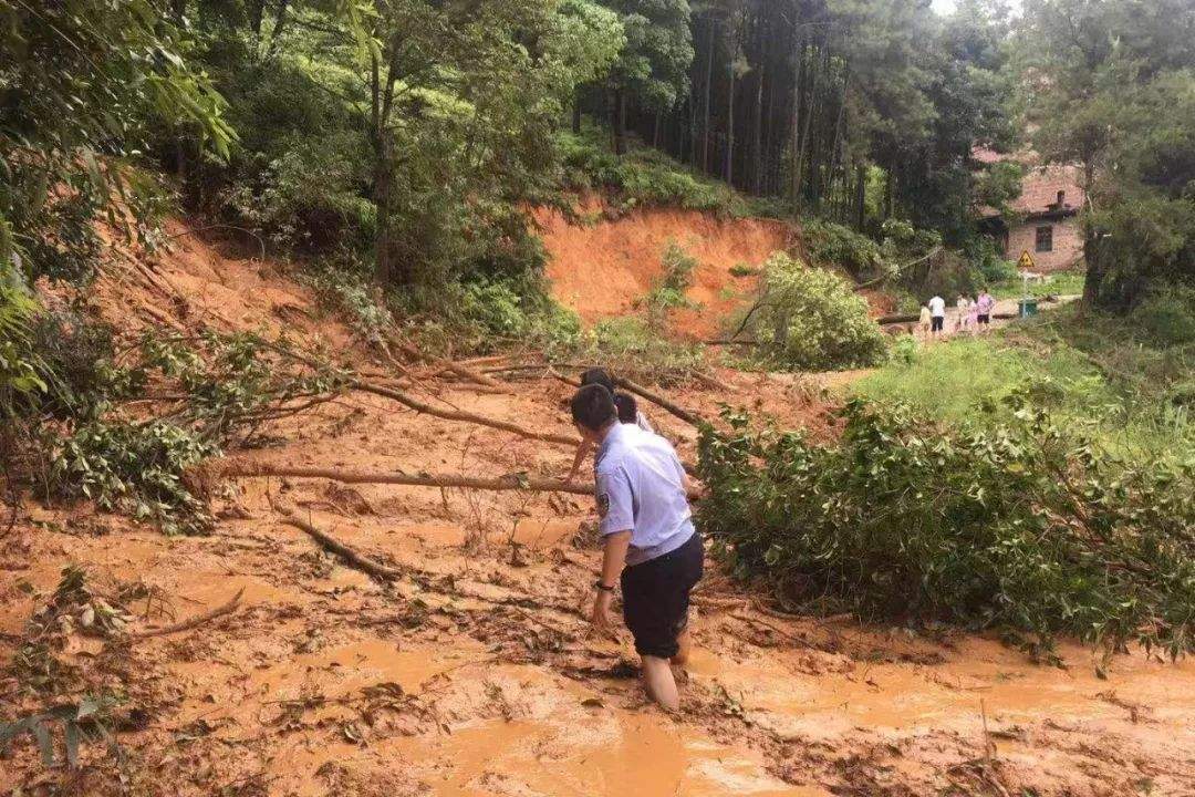 山体垮塌！在于都利村乡的她深陷其中……