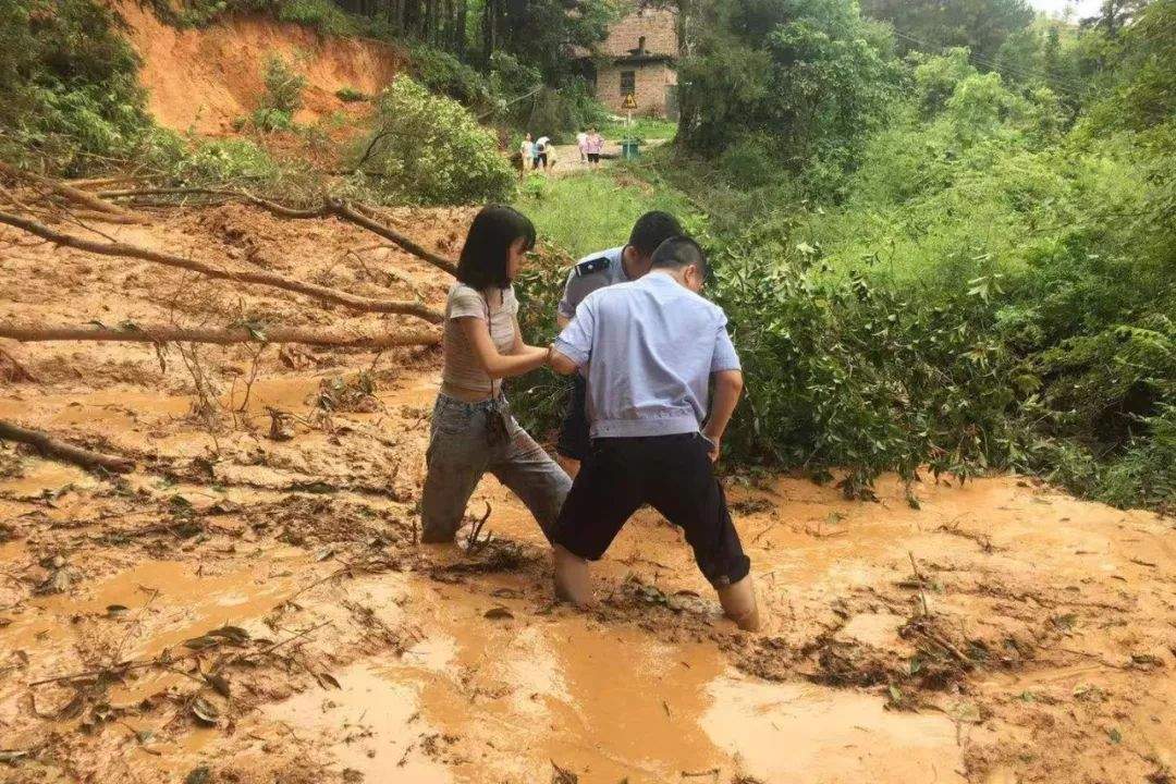 山体垮塌！在于都利村乡的她深陷其中……