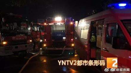 曲靖市中心商场楼层坍塌，已成功抢救出3人，CCTV央视记者抵达现场采访......