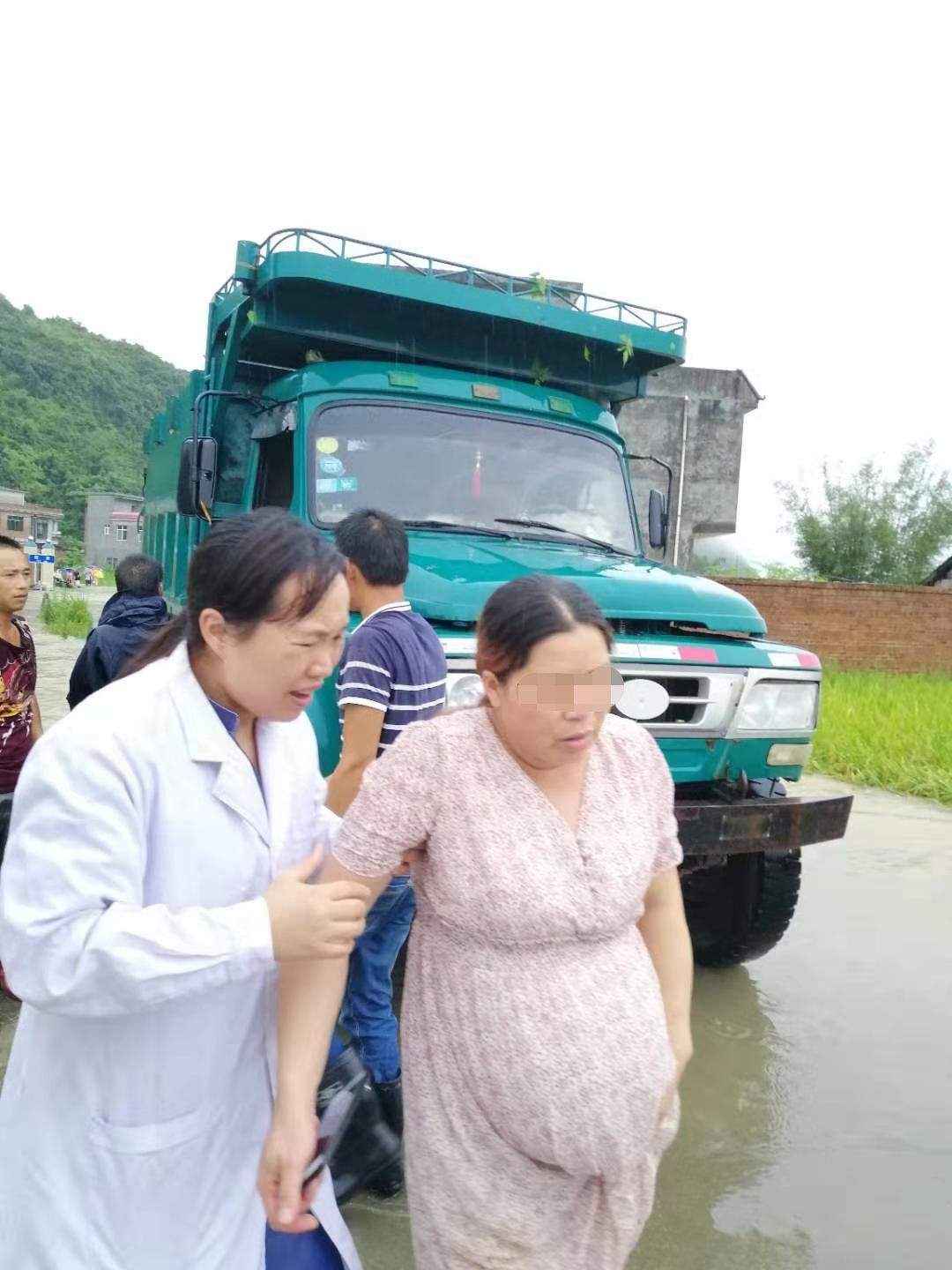 关注 | 柳州暴雨频袭，雨中他们的身影温暖你我！