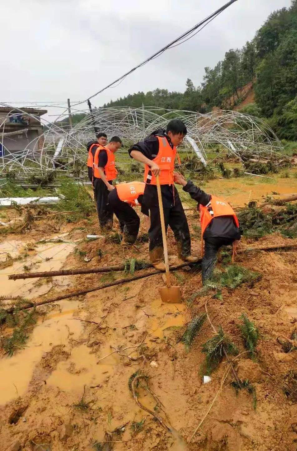 山体垮塌！在于都利村乡的她深陷其中……