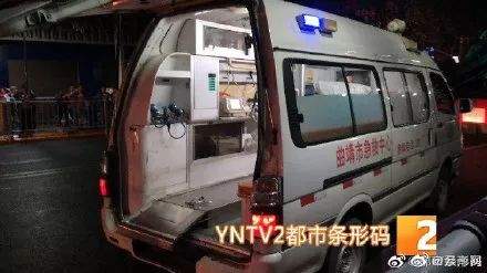 曲靖市中心商场楼层坍塌，已成功抢救出3人，CCTV央视记者抵达现场采访......