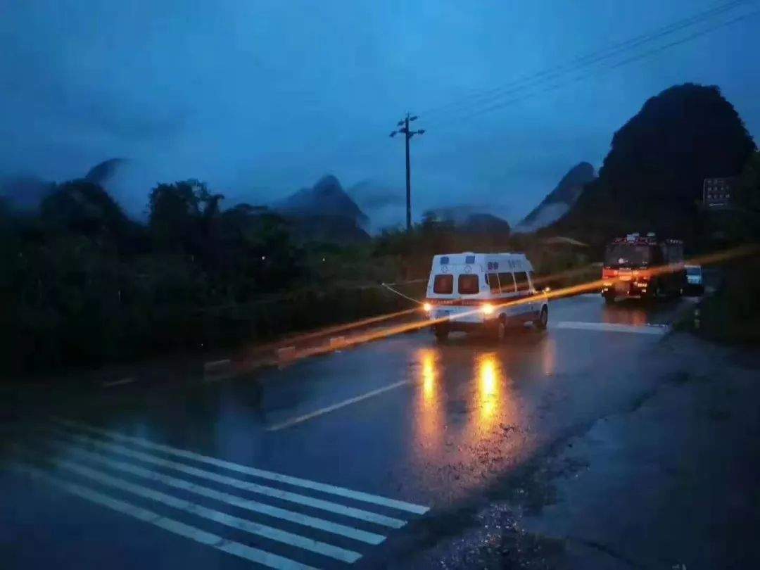 关注 | 柳州暴雨频袭，雨中他们的身影温暖你我！