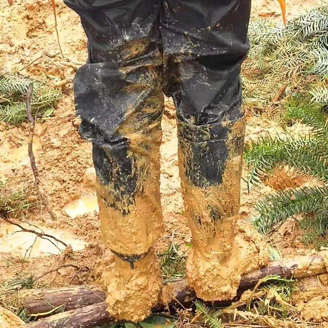 山体垮塌！在于都利村乡的她深陷其中……