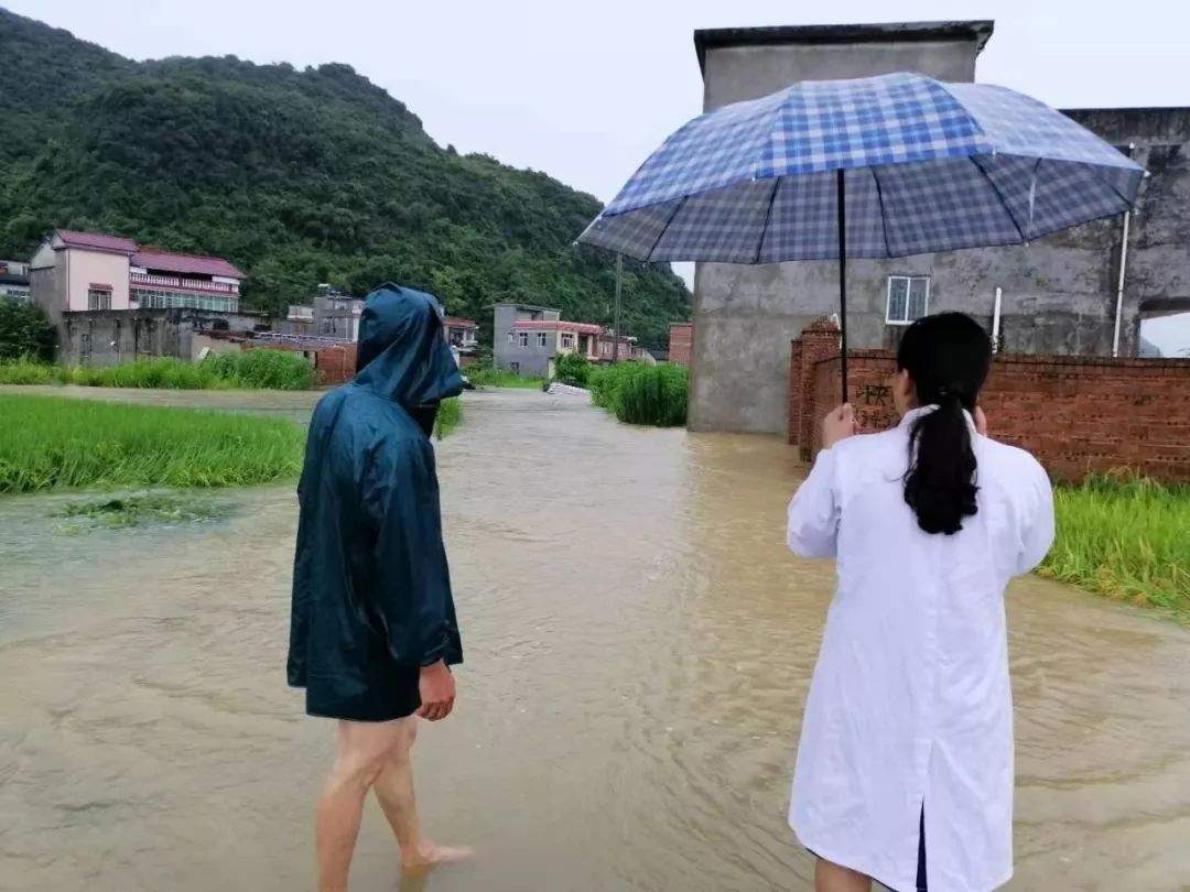 关注 | 柳州暴雨频袭，雨中他们的身影温暖你我！