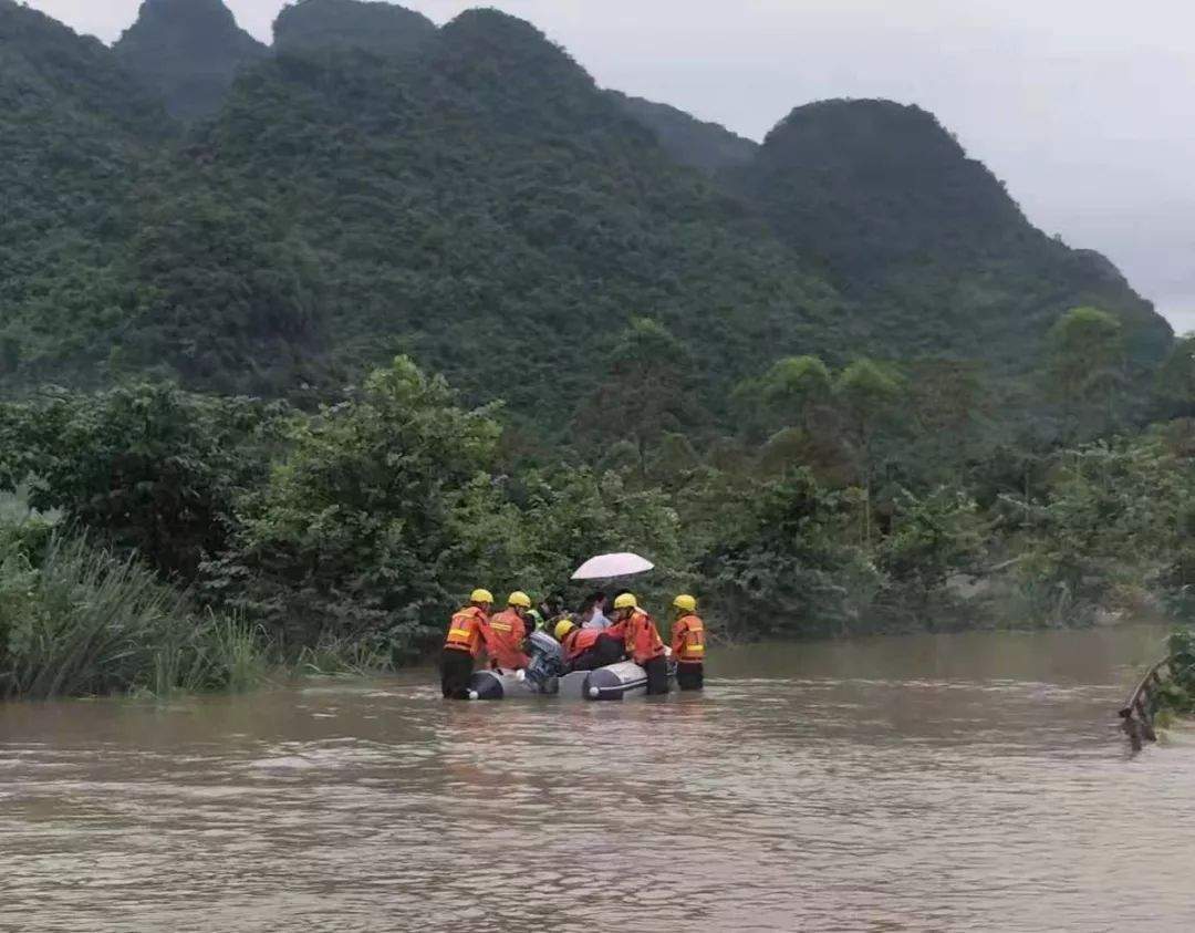 关注 | 柳州暴雨频袭，雨中他们的身影温暖你我！