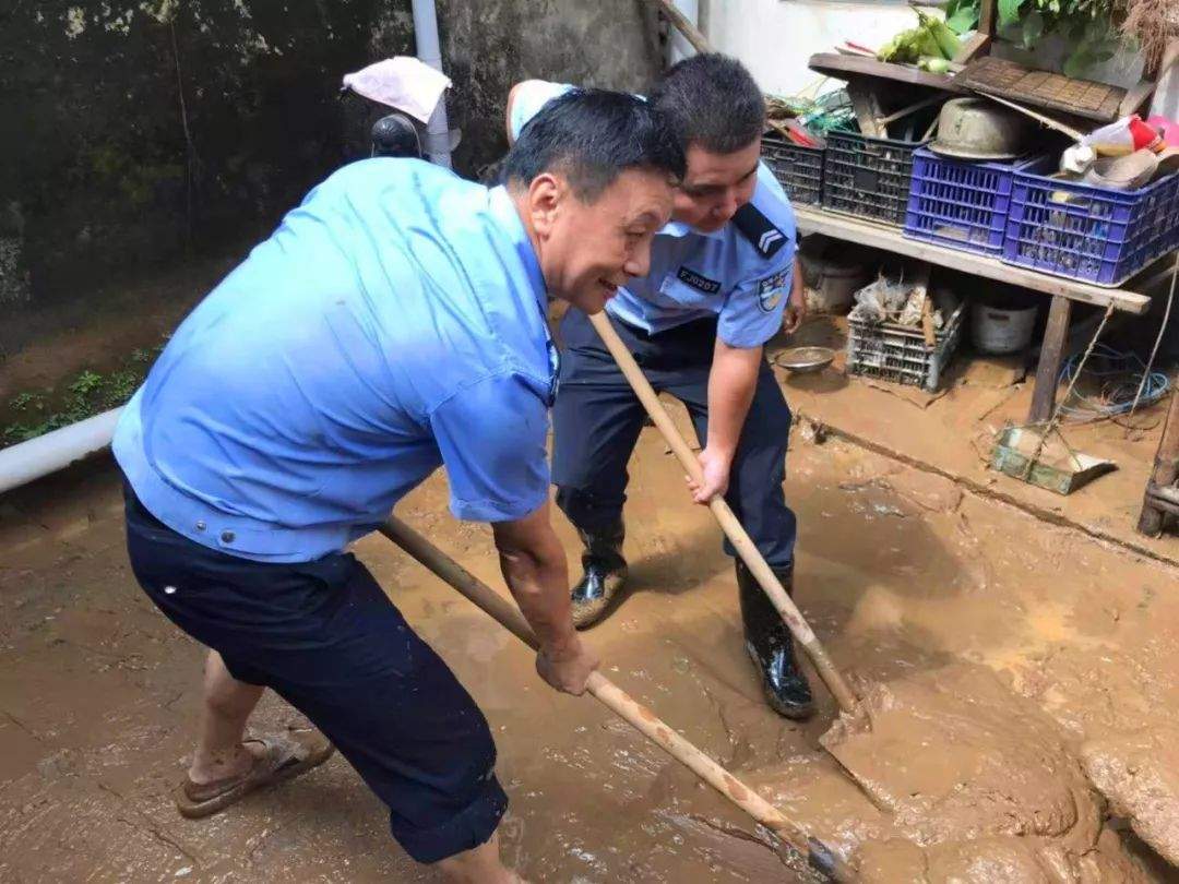 山体垮塌！在于都利村乡的她深陷其中……