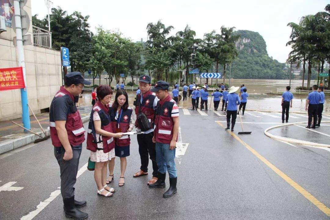 关注 | 柳州暴雨频袭，雨中他们的身影温暖你我！