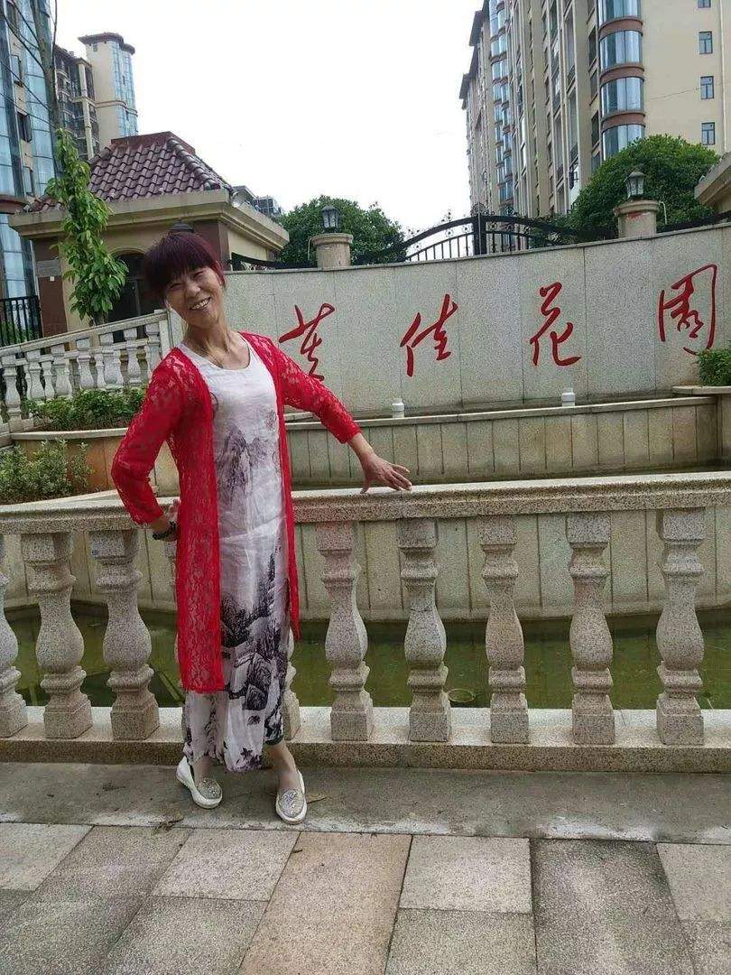 中国大妈外出旅游标准动作合辑！炫翻天！