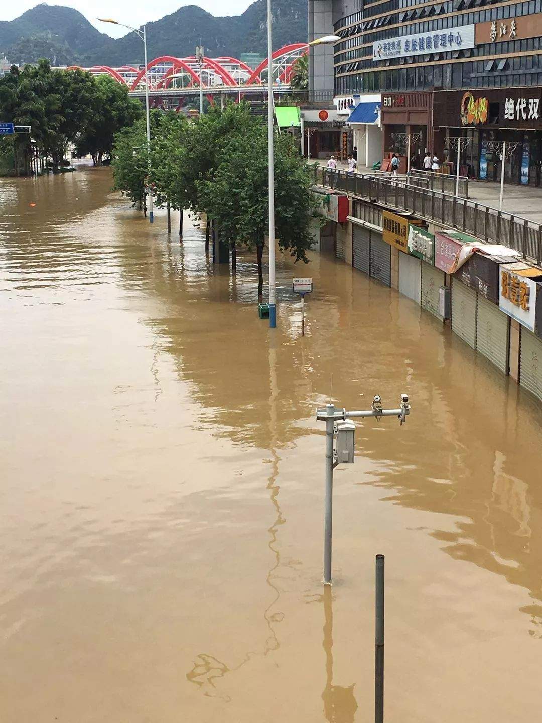 关注 | 柳州暴雨频袭，雨中他们的身影温暖你我！