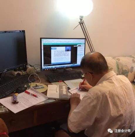 【鸡汤】67岁大爷七次考过法考，75岁奶奶死磕注会：人生最坏的结局，不过是大器晚成！