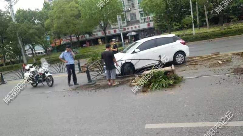 【网友曝光】又是巢湖市老财校附近？又一轿车撞向隔离绿化....