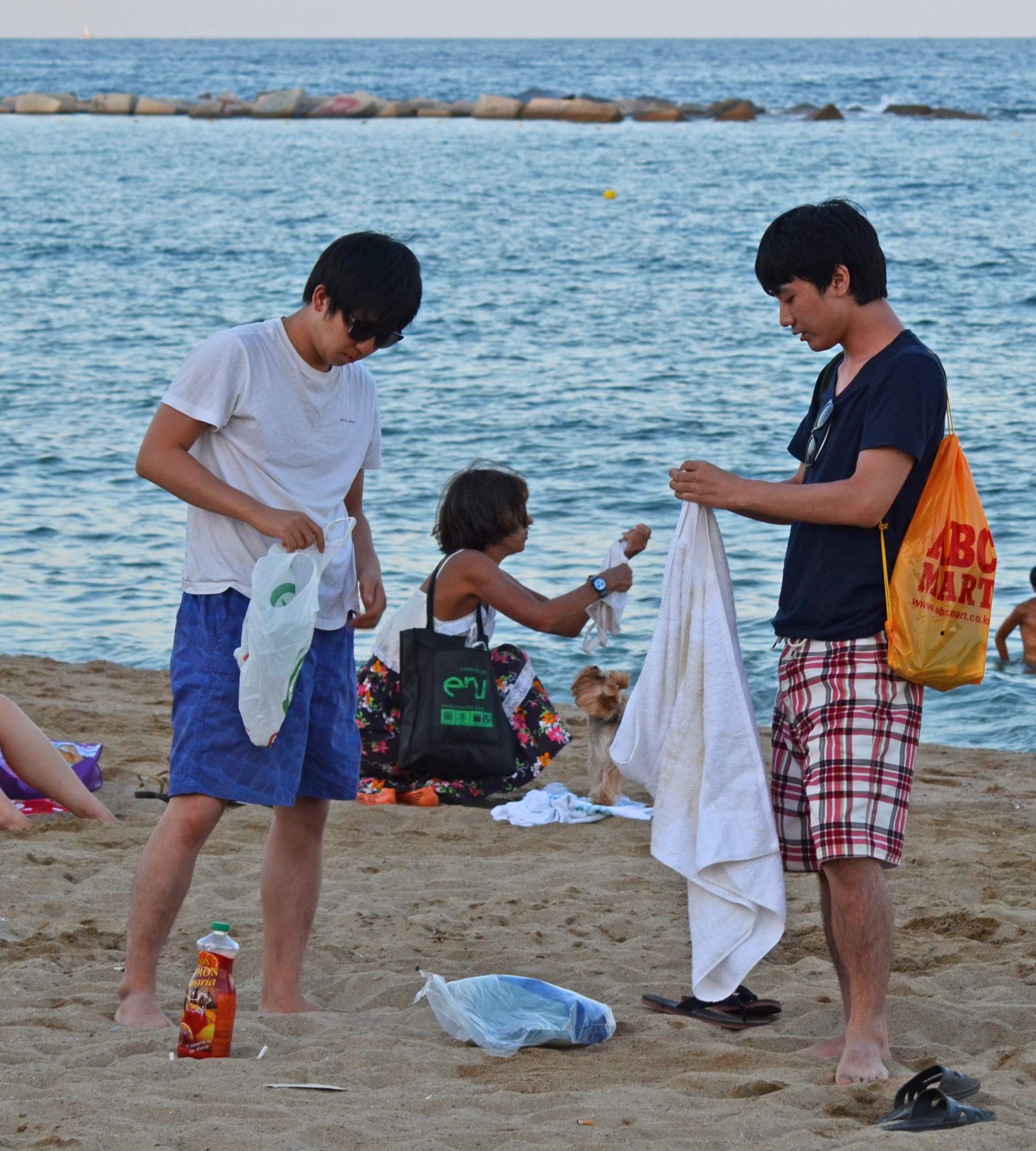 西班牙这处著名海滩，风景绝美却垃圾遍地，民众不以为然度假依旧