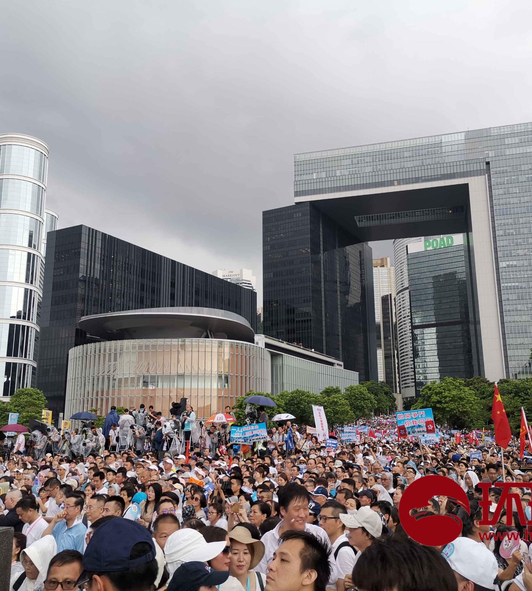 全港各界“守护香港”和平集会正式开始：“反对暴力！香港加油！”