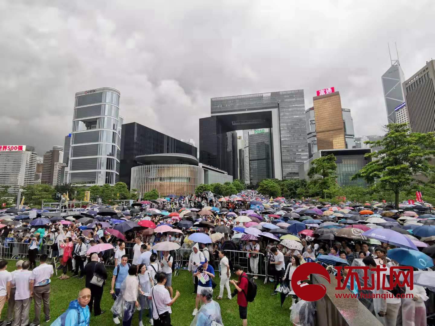 全港各界“守护香港”和平集会正式开始：“反对暴力！香港加油！”