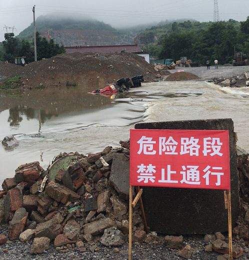 惊险视频！曹溪一挂车侧翻倒入洪水，幸好人员无大碍