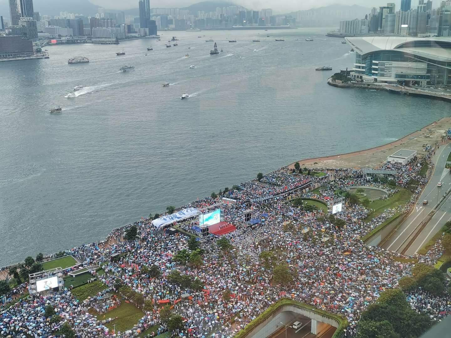 全港各界“守护香港”和平集会正式开始：“反对暴力！香港加油！”