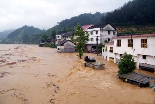 江西靖安:″驴友″遇山洪被困事件！暴雨引来的山洪，我们该怎么办？