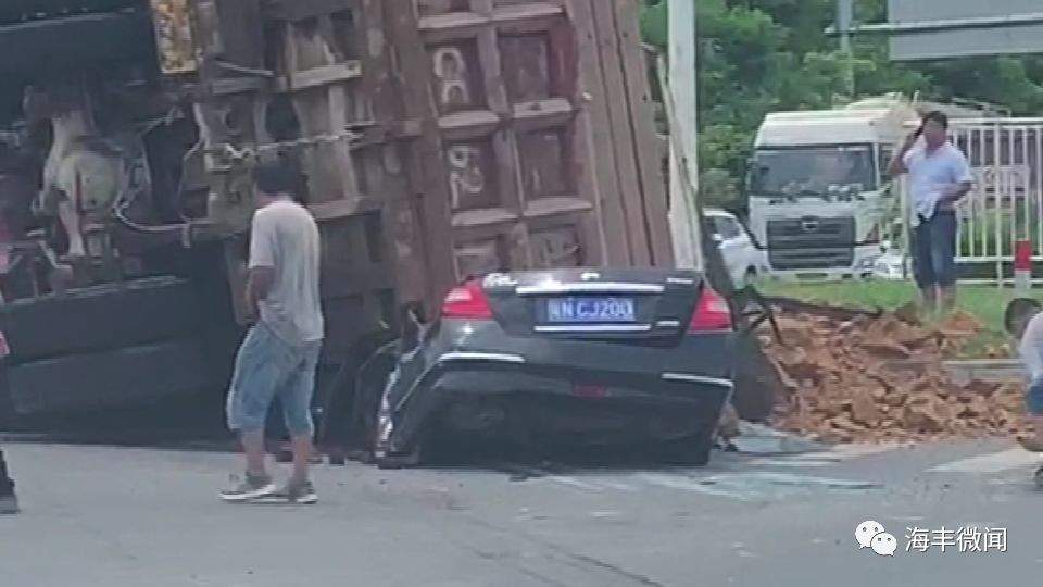 汕尾一泥头车侧翻压扁小车，司机凶多吉少……