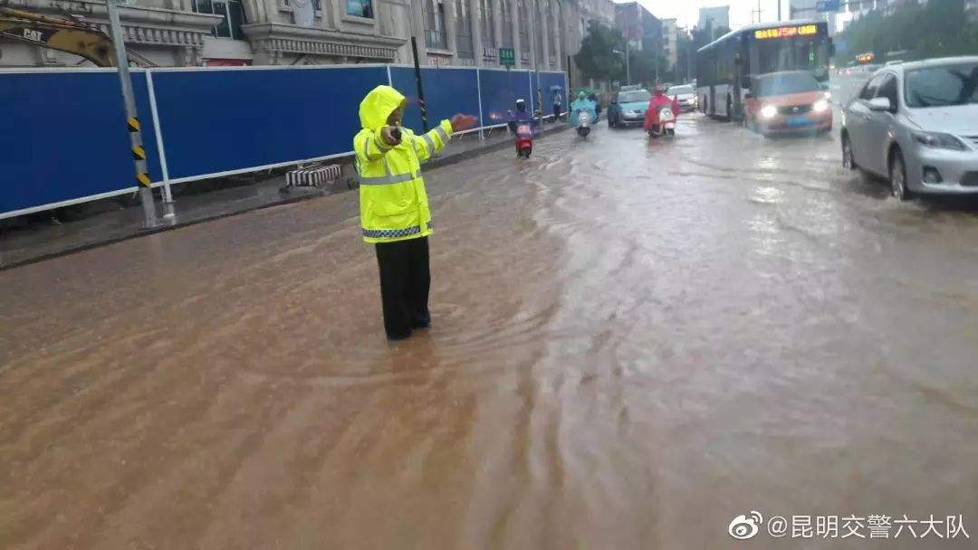 昆明今晨又双叒叕降雨这些地方又淹水了！交警正在全力保通