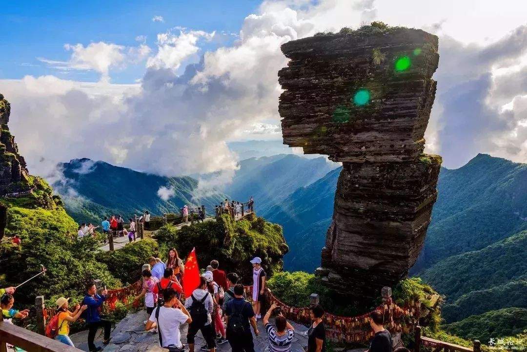 【劲抵】仅需1799还送拉杆箱！“湘遇”凤凰古城·登世界遗产梵净山·住网红悬崖酒店·尝本土特色美味