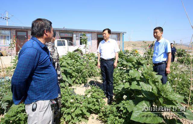 马勤学暗访督查脱贫攻坚村户档案资料规范等工作