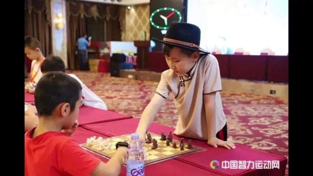 阿巴嘎旗两名小棋手获“土默杯”全国国际象棋棋协大师赛冠军【蒙古文】