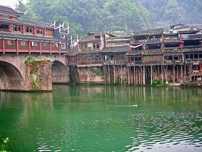 【劲抵】仅需1799还送拉杆箱！“湘遇”凤凰古城·登世界遗产梵净山·住网红悬崖酒店·尝本土特色美味