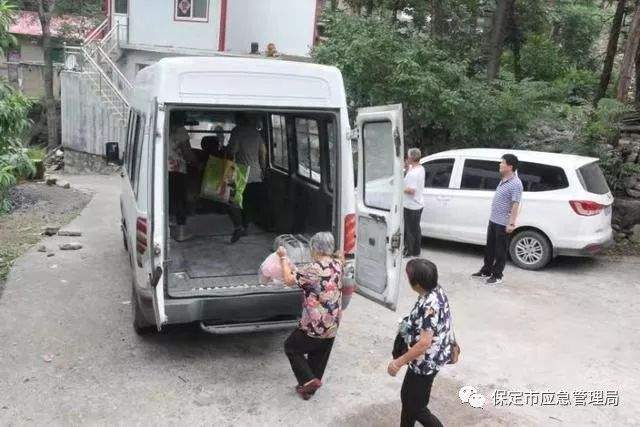 冀中能源邯矿集团阜平矿业暴雨中助当地群众安全转移