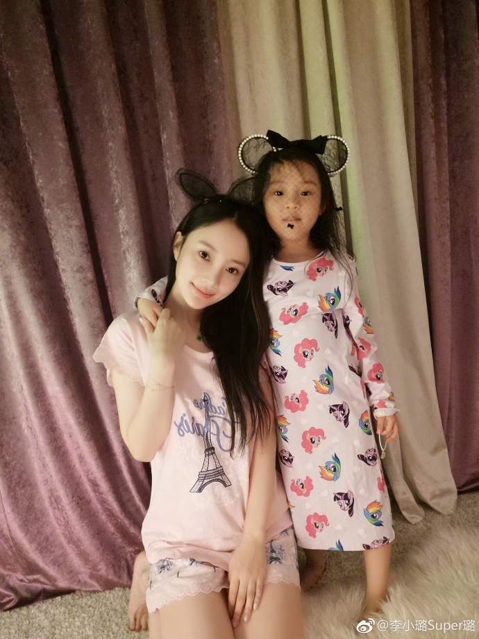 李小璐带女儿上舞蹈课玩自拍，甜馨场边面壁玩手机等妈妈！