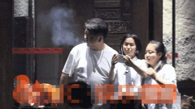 刘天佐被曝出轨后与女粉丝合影变老实，数次随意丢弃烟头惹争议