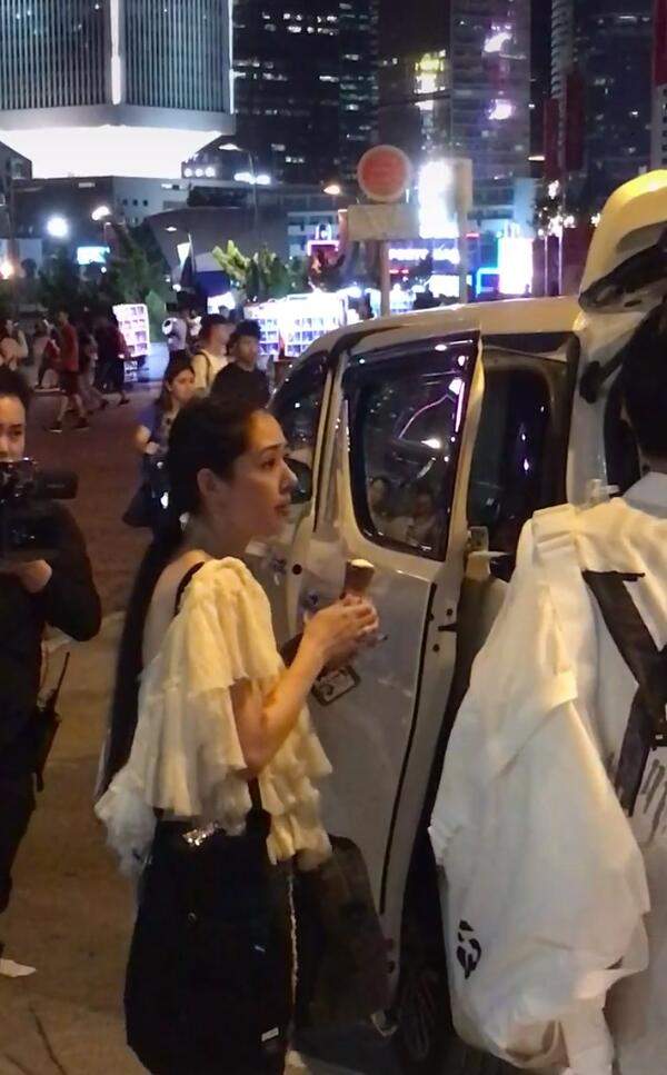 网友街头偶遇向佐郭碧婷，两人互换冰激凌吃超甜蜜，郭碧婷吮手指