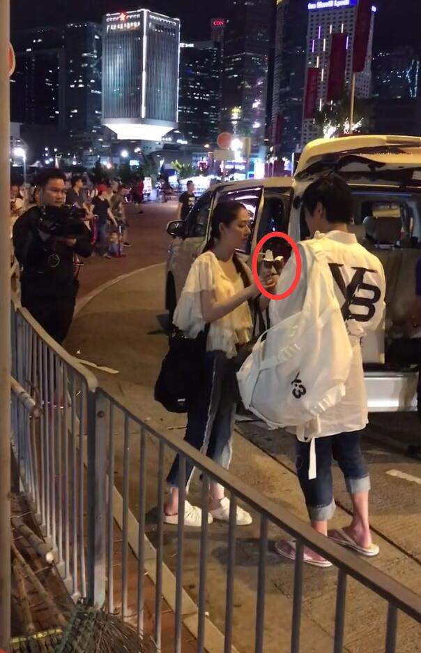 网友街头偶遇向佐郭碧婷，两人互换冰激凌吃超甜蜜，郭碧婷吮手指