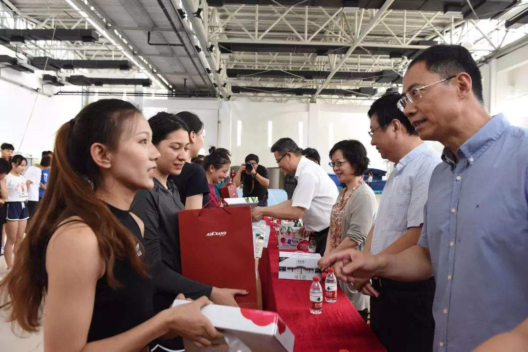 【春申快讯】市区领导高温慰问全国民族运动会上海代表团民族健身操运动队