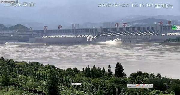 为防长江上游形成洪水三峡水库今日开闸泄洪