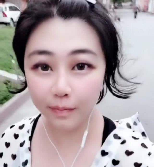 萝莉女主播直播出bug，秒变大妈脸吓坏粉丝，礼物榜土豪被气疯