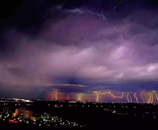 罕见！昨夜大庆上空霹雷闪电