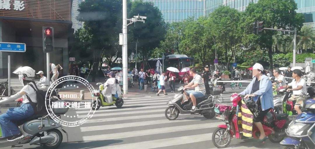 连撞多人！福州闹市豪车撞人后逃逸！疑似酒驾或毒驾......