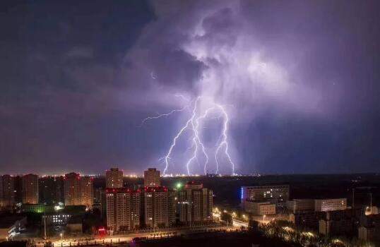 罕见！昨夜大庆上空霹雷闪电