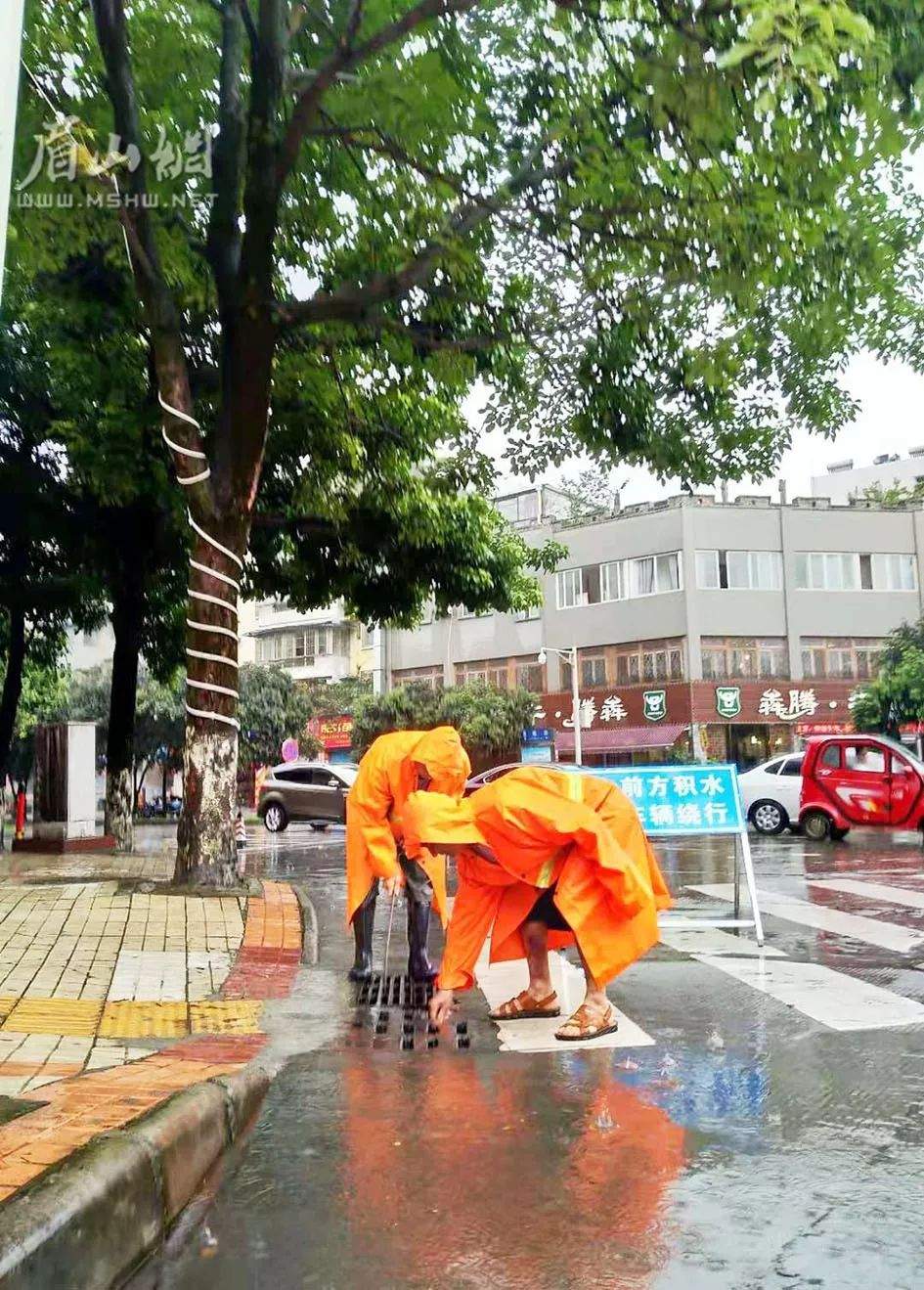 感谢你们，眉山暴雨中的“安全卫士”